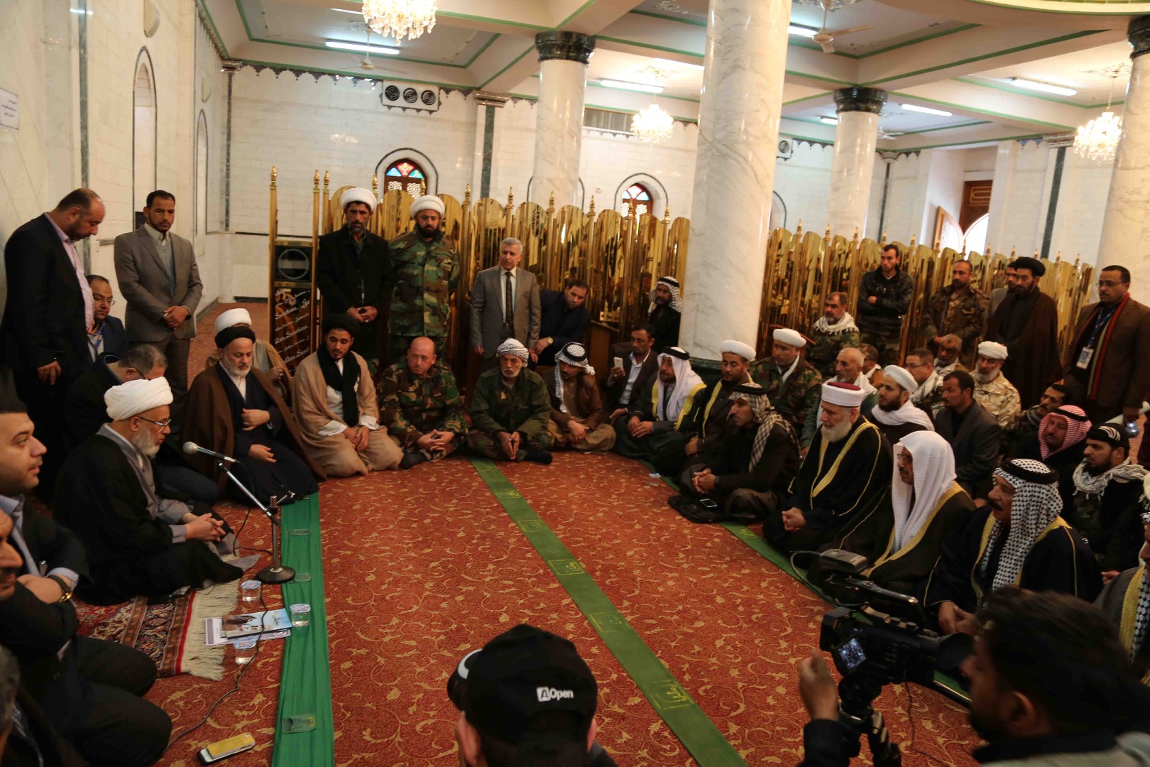 على هامش الجلسات الحوارية لمؤتمر العلمي الدولي ( الحشد الشعبي ضمانة ووحدة العراق ) التقى سماحة الشيخ عبد المهدي الكربلائي ( دام عزه ) بمجموعة من علماء الدين من محافظتي صلاح الدين وكركوك